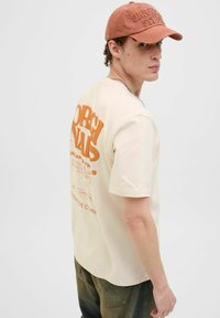 Jack & Jones - GEDRUCKT RUNDHALSAUSSCHNITT  - T-shirt print - ecru Miniatuurafbeelding 1