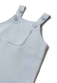 Hellblauer Baumwoll-Overall mit zwei knöpfbaren Trägern, einer vorderen Tasche und einer weichen Textur. Einfaches Design ohne zusätzliche Muster oder Akzente.