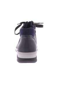 Marineblauwe en zwarte high-top sneaker van glad en textuurleer, met vetersluiting aan de voorkant en een witte rubbersole. Heeft een contrasterende bovenkant van stof.