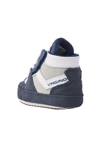 Marineblauwe en grijze hoge sneaker met gestructureerd leer en stoffen accenten. Bevat witte details en een klittenbandsluiting. VINGINO-huismerk.