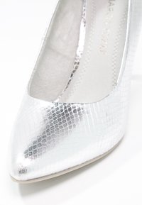 Marco Tozzi Escarpins à talons hauts - silver-coloured