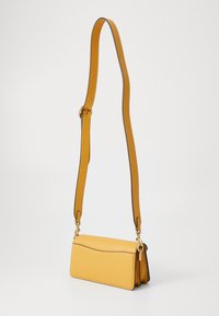 COACH TABBY SHOULDER BAG 20 - Kabelka - mustard yellow