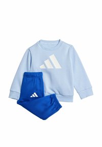 Sweatshirt bleu clair avec logo blanc, associé à un pantalon de survêtement bleu avec un petit logo blanc. Tissu doux, design décontracté.