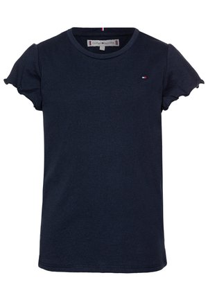 Camiseta azul marino de manga corta para niña con bordes con volantes y pequeño logo de Tommy Hilfiger en el pecho y etiqueta en el cuello.