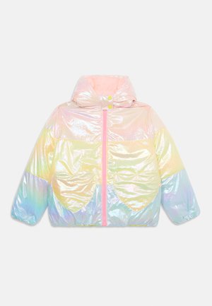 Iridescent pufferjakke med hætte, prydet med pastelfarver, en frontlynlås og elastiske manchetter. Hjerteformet mønster på ærmerne.
