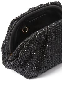Borsa a tracolla nera realizzata in tessuto texture con un'esterno borchiato. Presenta una forma arrotondata e una parte superiore aperta con una fodera interna liscia.