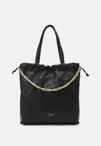 Schwarze Leder-Shopper-Tasche mit Kordelverschluss, verziert mit einer goldenen Kettenakzent und einem Logodetail unten. Glatte Textur.