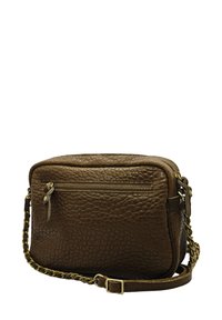 Sac bandoulière en cuir marron texturé avec poche zippée à l'avant et bandoulière réglable comprenant des éléments en chaîne et en cuir.