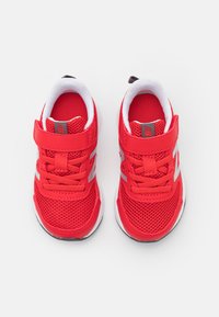 New Balance 570V3 UNISEX - Chaussures de running sur route - true red
