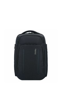 Schwarzer Stoffrucksack mit gepolstertem Griff, Reißverschlussfächern, subtilm Muster und Logodetail auf der Vorderseite.