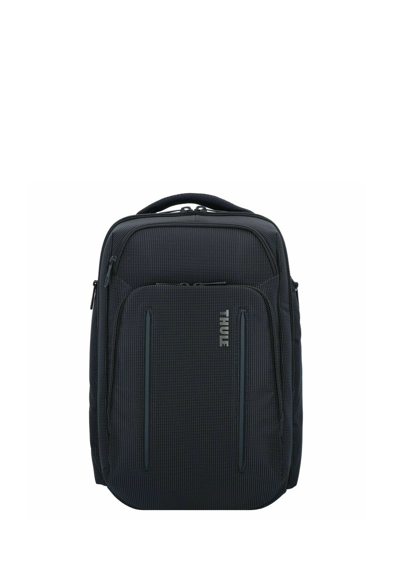 Schwarzer Stoffrucksack mit gepolstertem Griff, Reißverschlussfächern, subtilm Muster und Logodetail auf der Vorderseite.