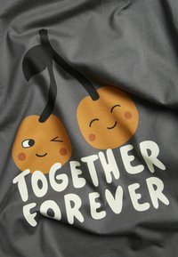 Grijze stof met daarop twee cartoonkersen met lachende gezichten, zwarte steeltjes en de tekst "TOGETHER FOREVER" in witte, dikke letters.