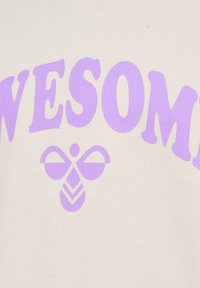 T-shirt i bomull med en krämfärgad bakgrund som har fet lila text som säger "AWESOME" och en bikostym grafisk nedanför i matchande färg.
