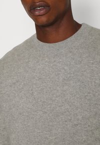ARKET Strickpullover - light grey