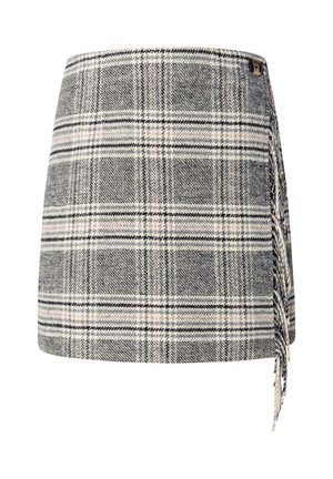 Falda mini de cuadros en gris, blanco y un sutil rosa, hecha de una tela texturizada; cuenta con un lazo lateral y un acento de botón.