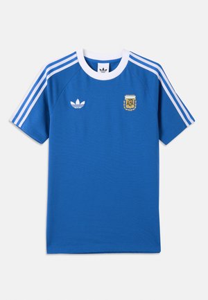Blaues kurzärmeliges Adidas Fußballtrikot mit weißen Streifen an den Ärmeln, weißem Kragen, Adidas-Logo auf der Brust und Emblem des Argentinischen Fußballverbands.