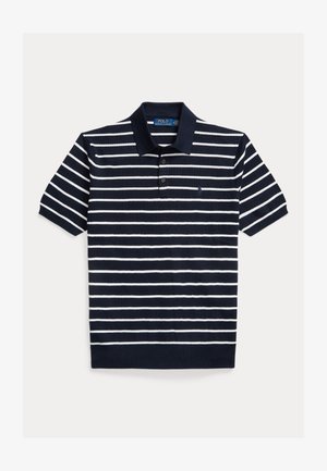 Marineblauw poloshirt met witte horizontale strepen, korte mouwen, twee knopen sluiting en klein geborduurd logo op de borst.