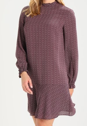 Vestido de manga larga en burdeos con un patrón texturizado, que presenta un dobladillo con volantes y un escote alto con detalles fruncidos en las mangas.