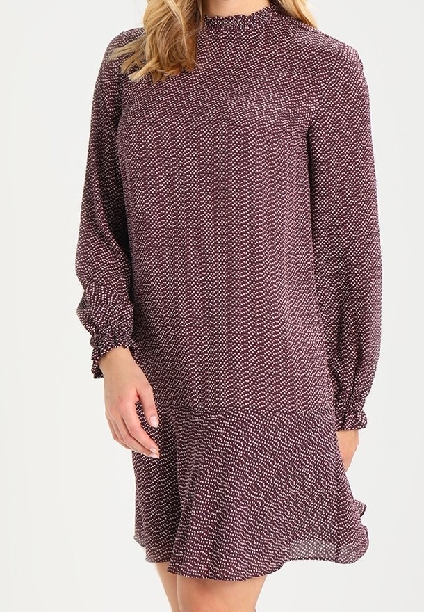 Långärmad klänning i vinröd med en strukturerad mönster, med en volangkant och en hög halsringning med rynkade detaljer på ärmarna.