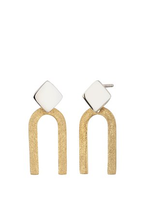 Sølv diamantformede knapper med teksturerede guldbelagte U-formede vedhæng, der danner minimalistiske, moderne dråbe øreringe.