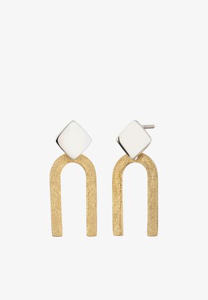 Zilverkleurige studs in diamantvorm met getextureerde, gouden U-vormige hanger die minimalistische, moderne druppelvormige oorbellen vormen.