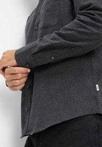 Overhemd met knopen in een donkergrijs houndstoothpatroon, gemaakt van een textuurstof. Bevat een zak, knoopmanchetten en een afgeronde zoom.