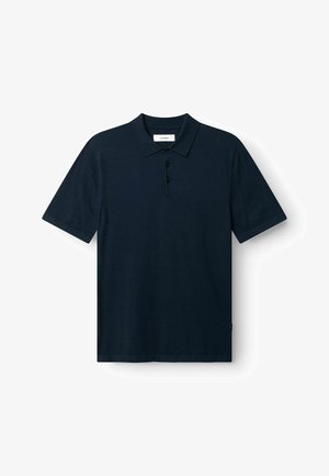 Polo de manga corta azul marino con cuello y tres botones en la tapeta, mostrado sobre un fondo blanco.