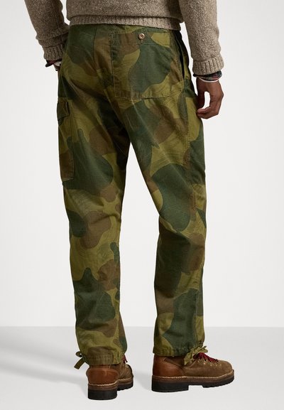Polo Ralph Lauren BEACHCOMBER RELAXED CAMO CARGO PANT - Hlačami s stranskimi žepi - paint stroke