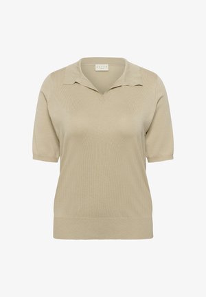 Beige strik polo med korte ærmer, blød krave og ribkant i kanten og ved manchetterne, mærket "KAFFE curve" inde i halsudskæringen.