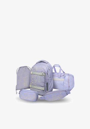 Set di cinque borse color lavanda che include zaino, borsone, sacchetto con coulisse, astuccio e marsupio, tutte con accenti e motivi giallo chiaro.
