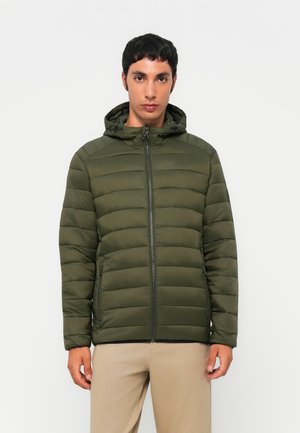 Maslinasto zeleni puffer jakna s kapuljačom, kviltana tekstura, pun dužinski patentni zatvarač i dva bočna džepa; glatki, lagani materijal.