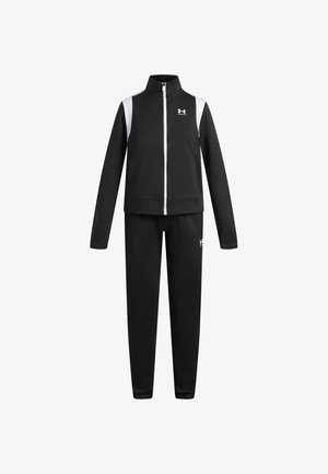 Mustvalge lukuga spordijakk ja sobivad mustad püksid, millel mõlemal on Under Armour logod rinnal ja reiel.
