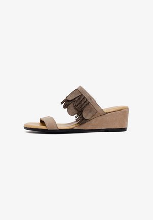 Sandale compensée en daim couleur camel pour femme, avec bout ouvert, ornements à franges sur la large bride et talon bas.