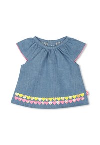 Top in denim con maniche a cappuccio, scollatura arricciata, rifiniture rosa e motivo a cuore in giallo, rosa e dettagli metallici lungo l'orlo.