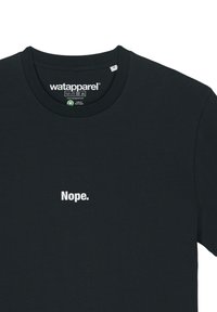 Schwarzes Baumwoll-T-Shirt mit Rundhalsausschnitt, auf dem „Nope.“ in weißen Großbuchstaben auf der Vorderseite gedruckt ist. Markenetikett im Kragen sichtbar.