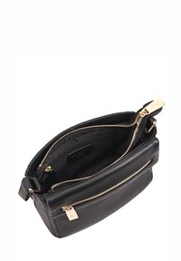 Sac en bandoulière en cuir noir avec un compartiment principal zippé, des accessoires en métal doré et une poche intérieure pour l'organisation.