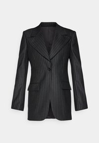 Czarna marynarka w cienkie prążki z szerokimi klapami, pojedynczym zapięciem na guzik, dwoma kieszeniami z przodu oraz konstrukcją zarysowującą ramiona. Satynowe wykończenie.