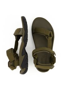Sandalias verde oliva con correas ajustables, suela de goma texturizada y plantilla contorneada. Material duradero con un diseño elegante y ergonómico.