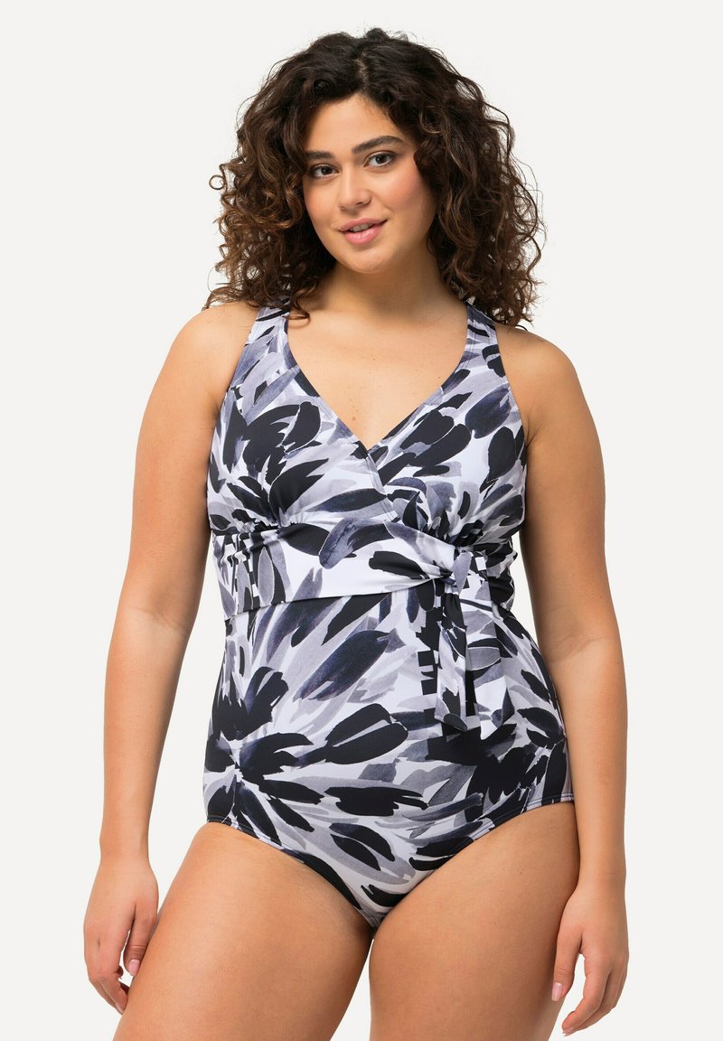 Svart och vit blommönstrad baddräkt med omslagdesign, V-ringning och justerbart sidoband. Tillverkad av stretchigt, smidigt material.