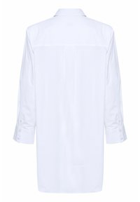 Camisa blanca de manga larga con cuello abotonado, con una pinza trasera y tres botones en cada puño, hecha de tela lisa.