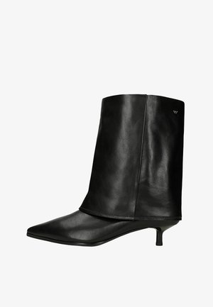 Stivale alla caviglia in pelle nera con punta affilata, superficie liscia, tacco kitten basso e design elegante e minimalista. Presenta un sottile dettaglio del logo.