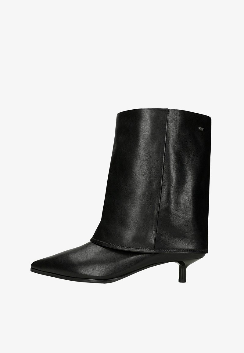 Czarny skórzany botek do kostki z ostry toe, gładką fakturą, niskim obcasem typu kitten heel oraz eleganckim, minimalistycznym wzornictwem. Posiada subtelny detal z logo.