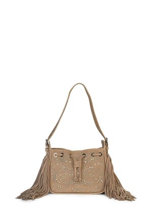 Bolso de ante color beige con cierre de cordón, adornado con detalles de cuentas y acentos de flecos. Cuenta con una sola correa para el hombro.