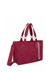 Sac fourre-tout en daim rouge avec doubles poignées, une bandoulière détachable et un porte-clés rond avec un accessoire en corde rose.