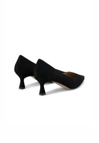 Décolleté in suede nero con punta affilata e tacco quadrato piccolo. Le scarpe hanno una texture liscia e un design minimalista.