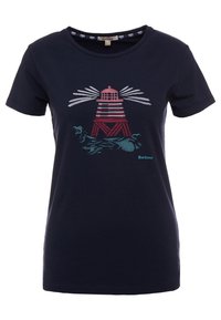 Granatowa koszulka z krótkim rękawem z grafiką czerwono-białego latarni morskiej i turkusowych fal, z napisem "Barbour" z przodu.