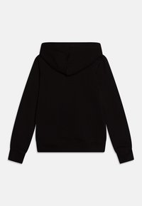 Sweat-shirt à capuche noir, tissu doux, manches longues avec bords côtes, offrant une coupe décontractée et un dos lisse sans décoration.