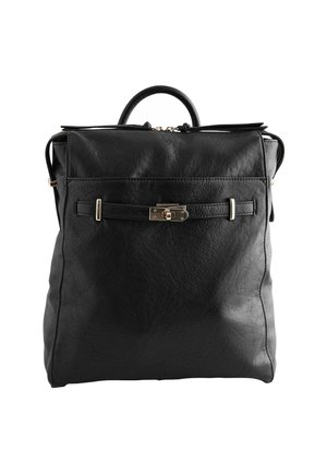 Zaino in pelle nera con una forma strutturata. Presenta una chiusura a morsetto metallico, una maniglia superiore e scomparti laterali con zip.
