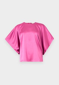 Korte ermer, lys rosa topp laget av satin. Har en bred, avslappet passform med rund hals og subtil baklukking. Jevn tekstur.