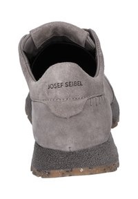 Grauer Wildlederschuh mit strukturiertem Sohlen, flachem Absatz, verstärkter Naht und einer Schlaufe an der Rückseite für ein einfaches Anziehen.